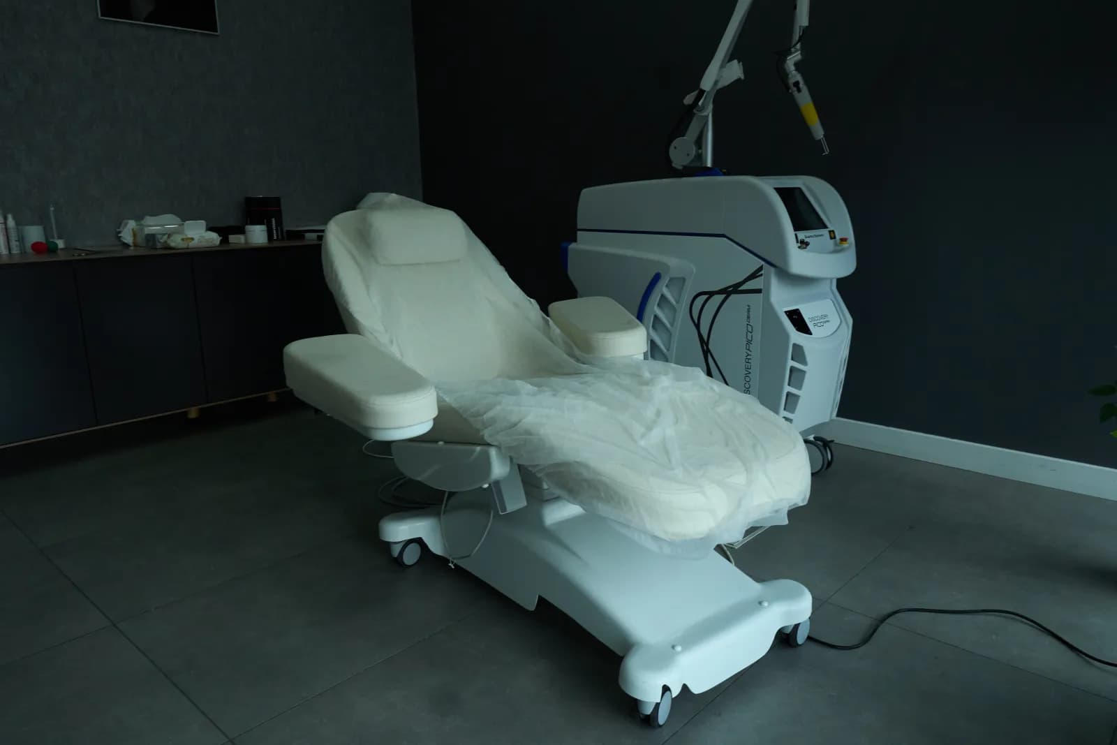 Merkezimizde kullanılan Discovery Pico Derm picosaniye lazer cihazı ve uygulama koltuğu